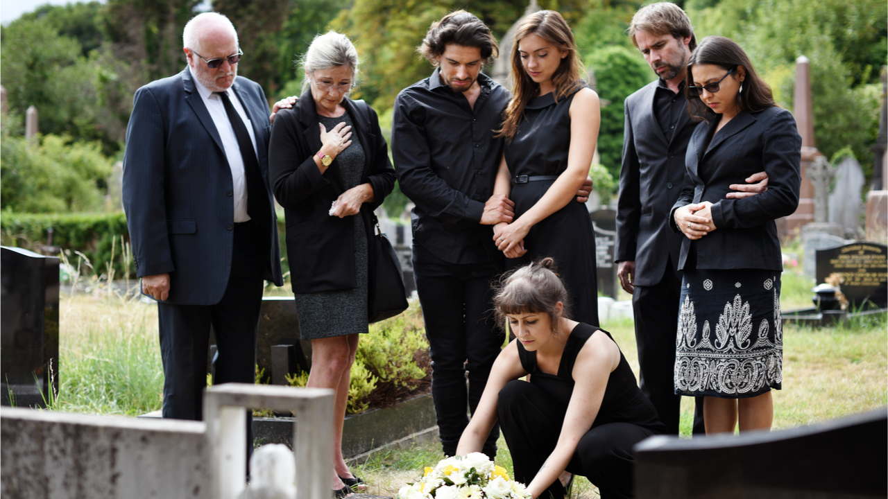 Die Bestattungskosten sind in vielen Fällen enorm hoch. Aber wer zahlt die Bestattung?
