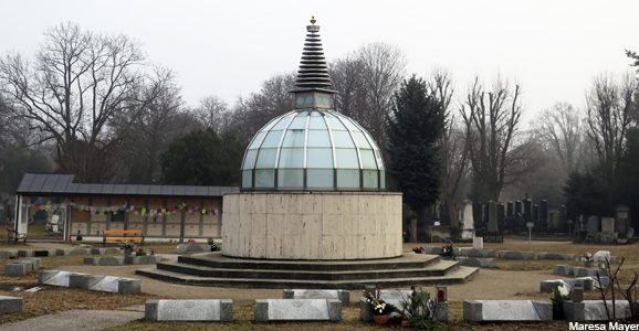 Der Stupa am Areal des Buddhistischen Friedhofes