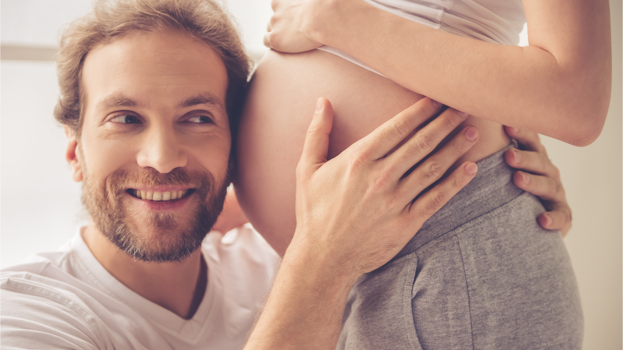 In einer Schwangerschaft können werdende Väter auch Schwangerschaftssymptome entwickeln.