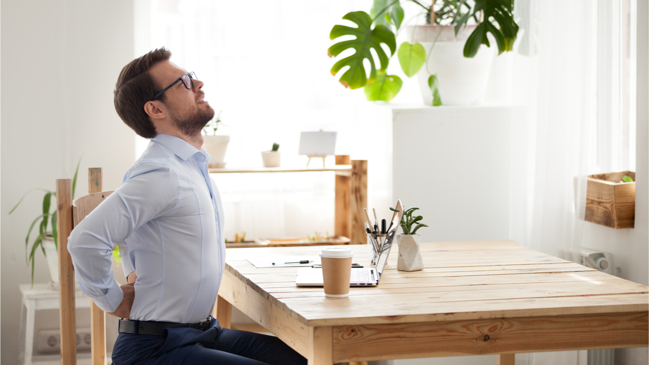 Rückenschmerzen sind im Büro nicht selten. Es gibt aber Tipps, die Abhilfe schaffen.