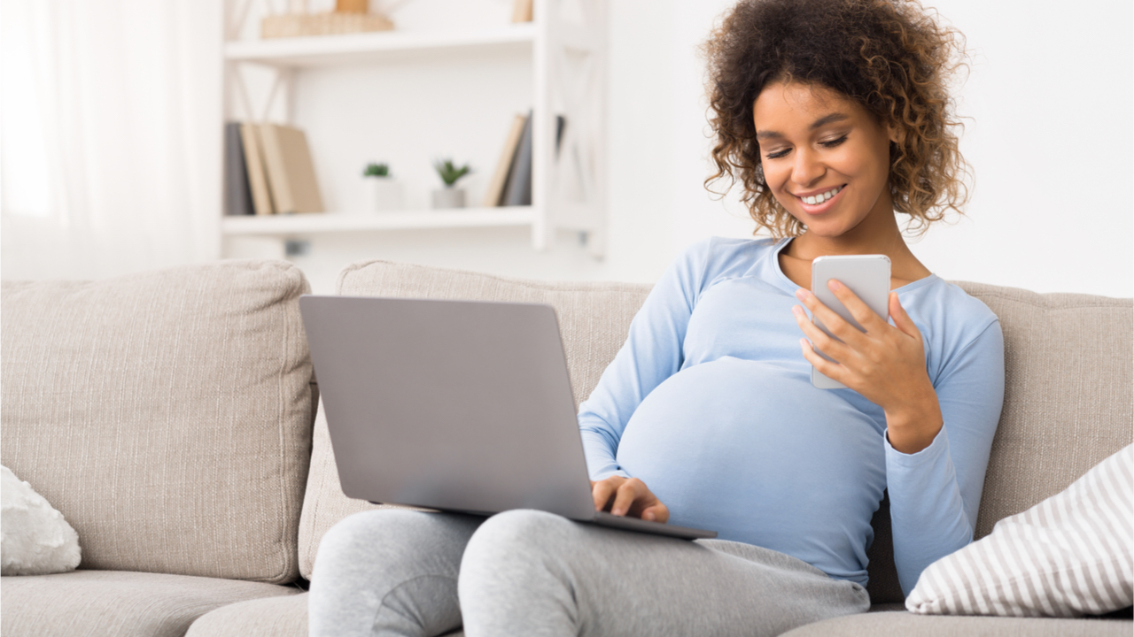 Durch einen Online Geburtsvorbereitungskurs kann man sich von Zuhause aus auf die Geburt vorbereiten.