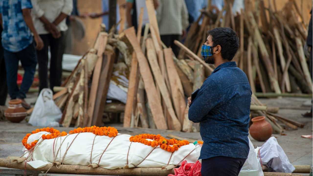 In Indien wird bei dem Trauerritual der Verstorbene auf die Reise nach dem Leben vorbereitet. 