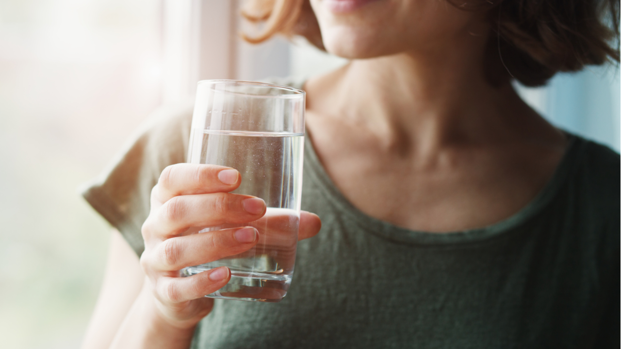 Während dem Stillen ist es sehr wichtig genug Wasser zu trinken. Man sollte mindesten zwischen 2 und 3 Litern pro Tag trinken.