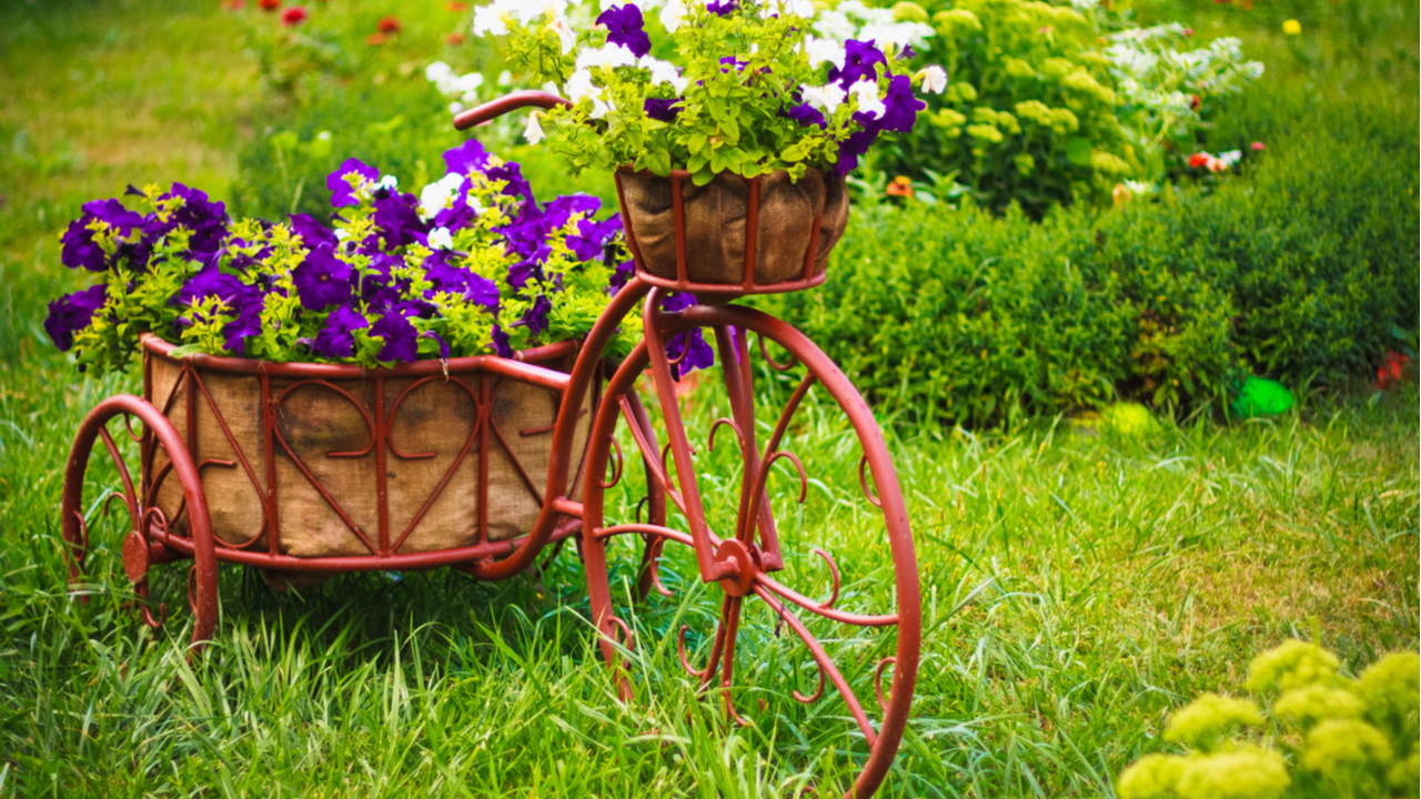 Upcycling im Garten. Alte Fahrräder sind eine gute Möglichkeit, den Garten aufzupeppen.