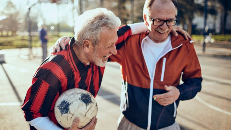 Zwei Senioren haben Spaß beim Fußballtraining.